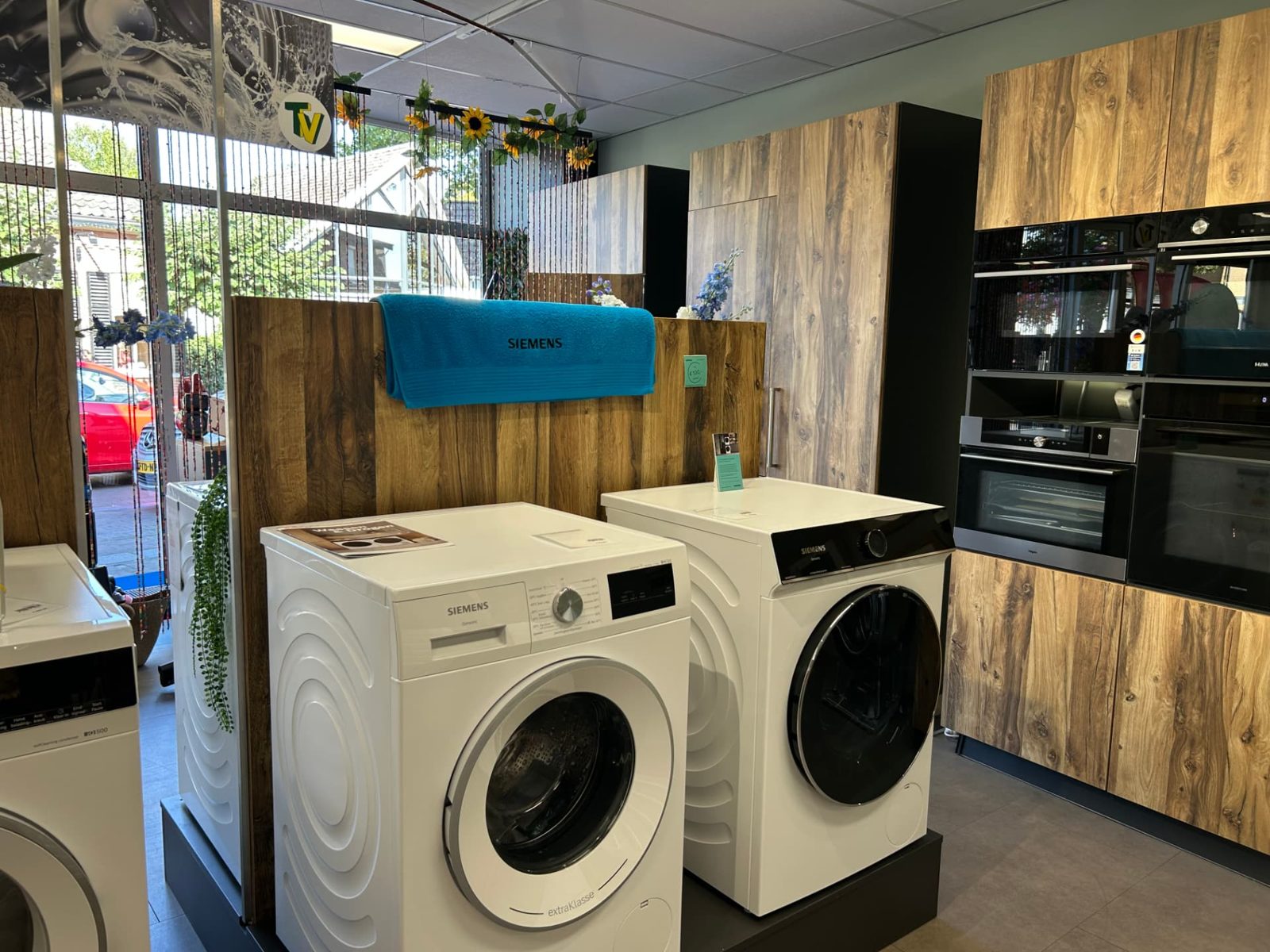 Wasmachines en inbouwovens in de showroom